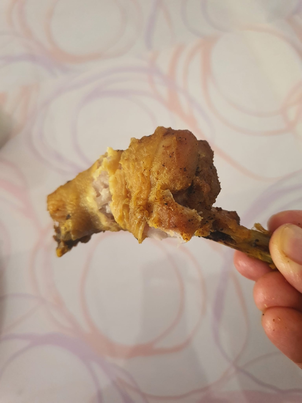 另一名學生則不會吃帶骨的雞肉。