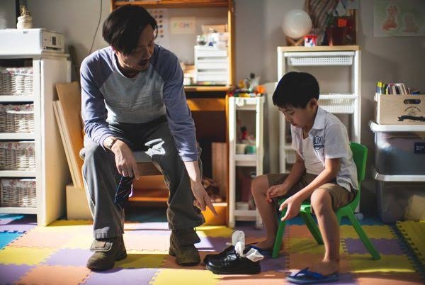 爸爸不只會體罰孩子，對孩子的管教也相當極端。