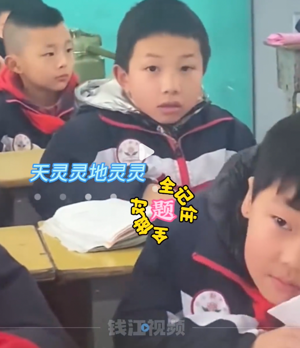 據老師表示,本來他的動作更加誇張,發現被拍攝後已經收斂了。