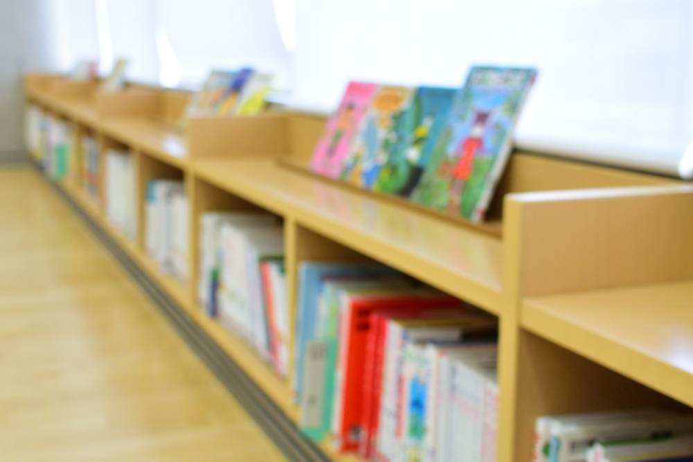 可以在家中準備一個小書櫃，讓孩子擁有一個自己的小圖書角。