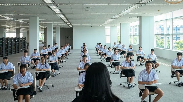 學校主任大罵：「明星這樣穿是養眼，你們是礙眼，一定要我把話說這麼白嗎？」