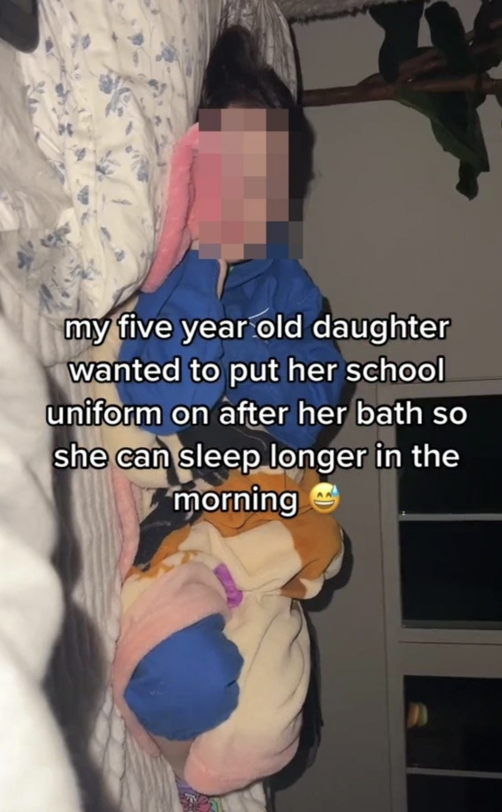 媽媽Noel拍攝了女兒Giada穿校服睡覺的一幕。