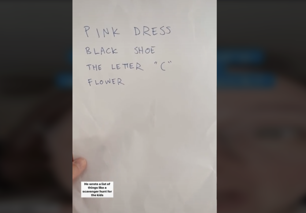 爸爸寫下指定物品，讓孩子們在商場尋寶。