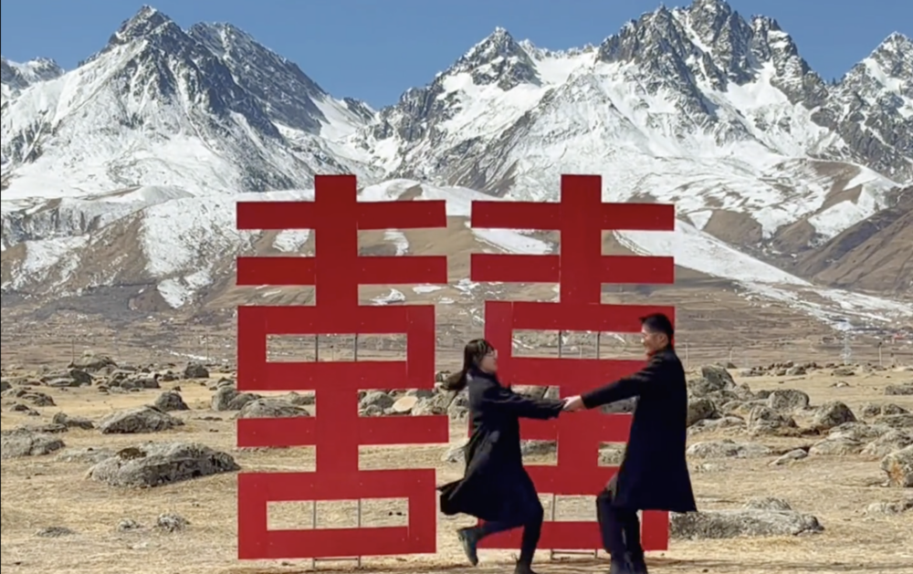 內地95後新婚夫妻帶著「囍」字展開自駕遊。