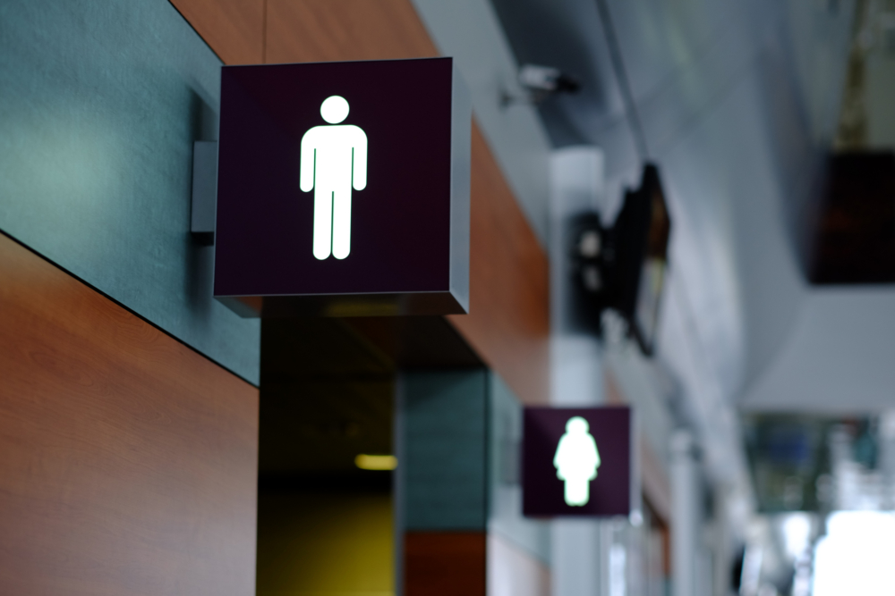 有爸爸因為帶3歲女兒進男廁而被責備。
