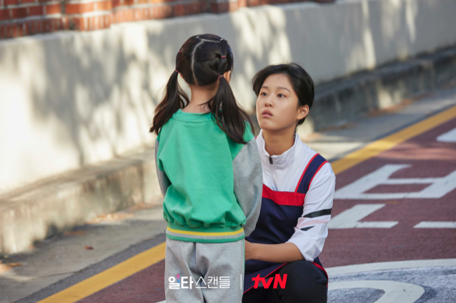 媽媽冷靜地安慰女兒，也教她應如何應對