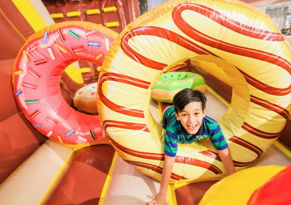 小朋友需要穿越重重障礙抵達終點！