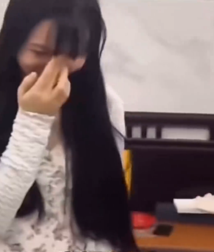 鏡頭轉向一旁的家人,發現全部笑得很興奮。