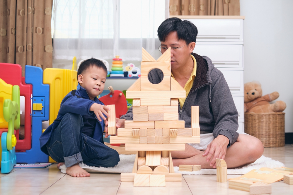 外國調查發現,父母平均日花30分鐘陪孩子玩玩具。