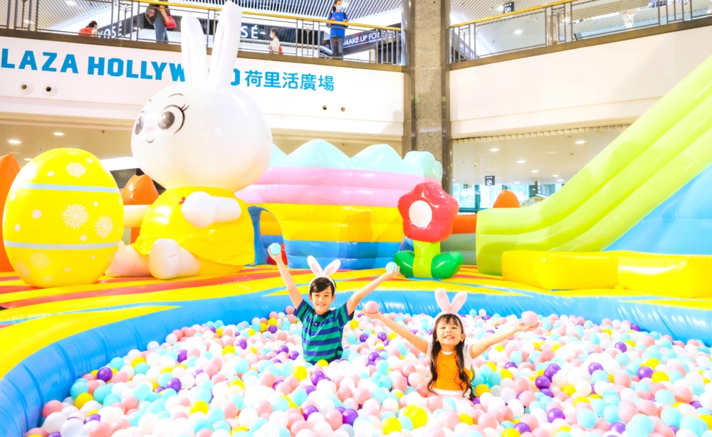 超好玩的波波池，旁邊則是藏有復活蛋的巨型復活蛋裝置。