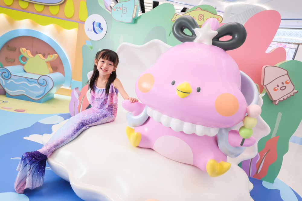 坐在巨型珍珠蚌中體驗當小美人魚！