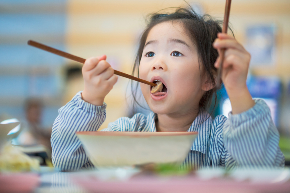 孩子之所以會不專心吃飯，是受到內外因素影響