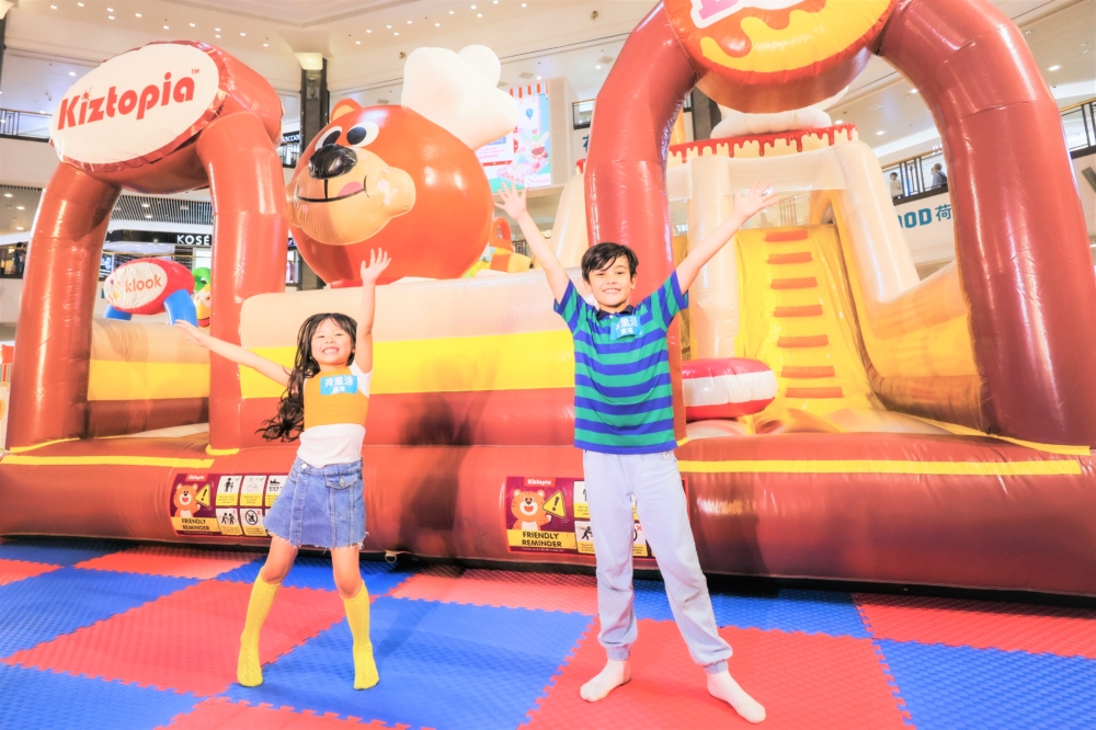 「Bell’s Chocolatier Café 巧克力咖啡廳」其實是18 米長的障礙賽跑道。