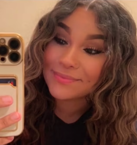 產前的她擁有一頭長長的秀髮，就連鼻子也長得十分小巧。