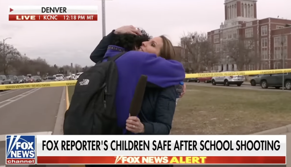 Alicia中斷播報，給了兒子一個大擁抱。