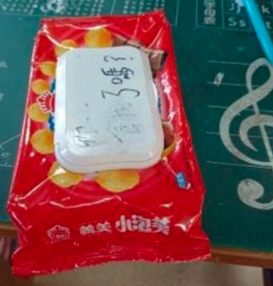 女兒還在蓋上寫了「你餓了嗎」、「只能拿一個」的字句,提醒自己不要吃太多。