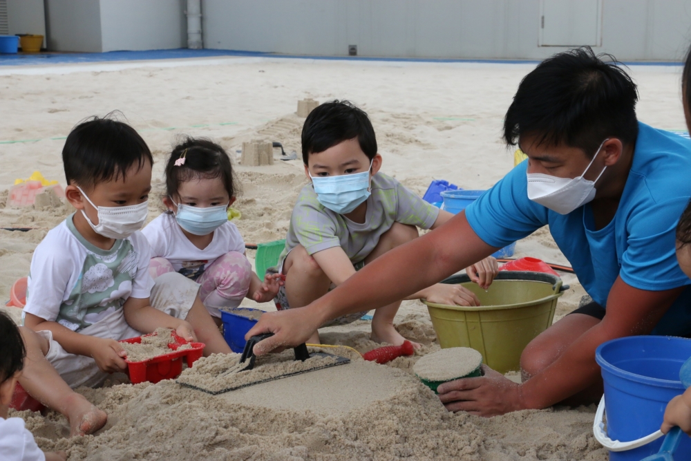 南華會復活節親子堆沙體驗日，在教練指導下堆出沙城堡！