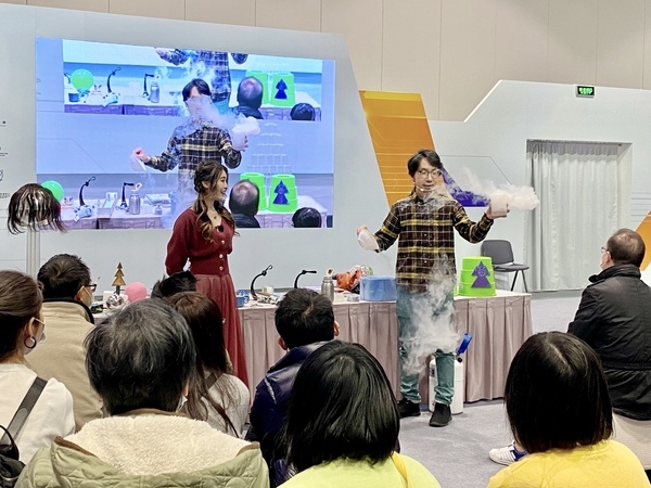 「物理遊樂場」嘉賓將會利用如液氮、放電管、模擬閃電、熒光、氣壓裝置、電磁效應 、光學、紅外線和紫外線輻射作一系列物理科學示範。