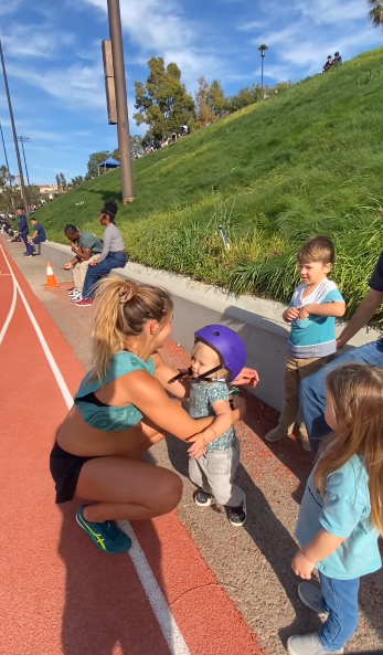 女兒和老公都到場幫Makenna加油,見證她懷着大肚子抵達終點。