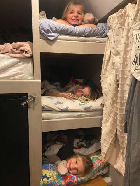 子女無法回學校上堂，但並非代表停止學習，她為了子女安排課程「在家上課」。