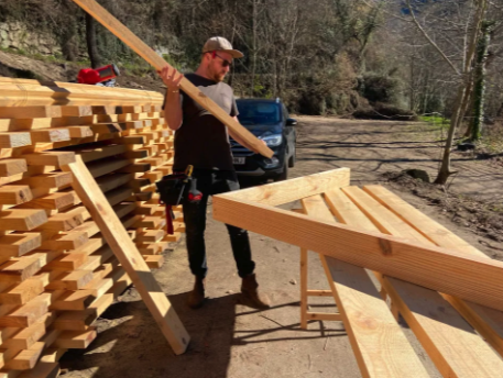 Badger亦親手建造一個房屋，裡面有廳和睡房，旁邊還有一個木製穀倉。