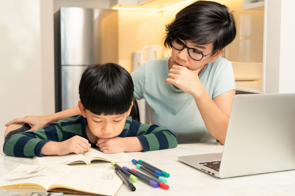 事主對孩子的粗心感到不滿，同時擔心該如何引導孩子