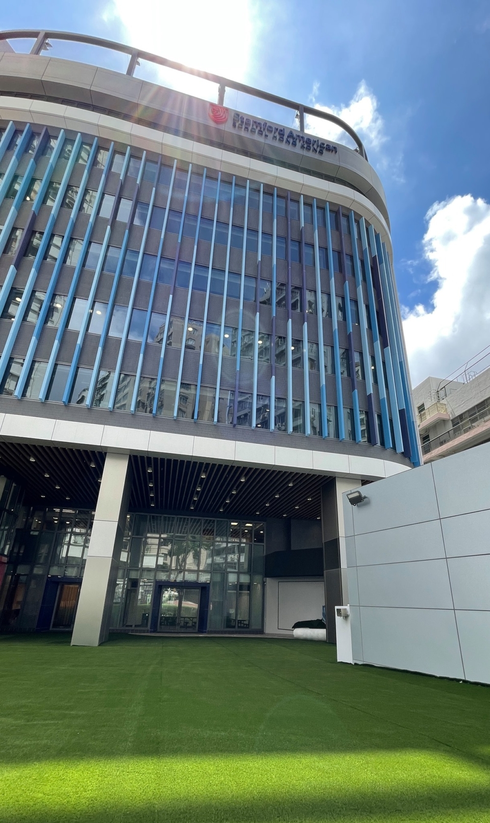 香港斯坦福美國學校提供5至18歲的一條龍式教育。