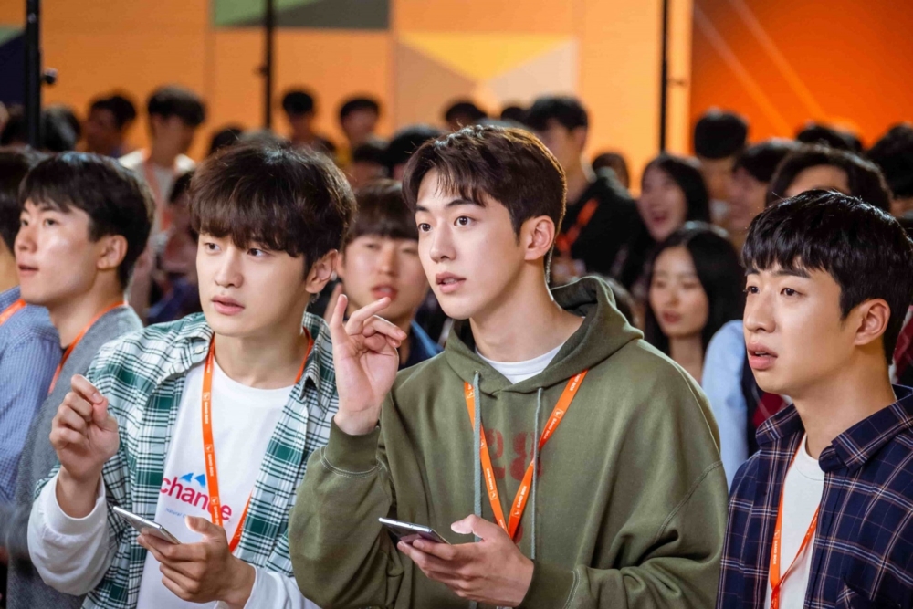 體育老師具體要求是「獲得過奧運冠軍、世界冠軍」，而學歷則需有學士及以上學位便可。