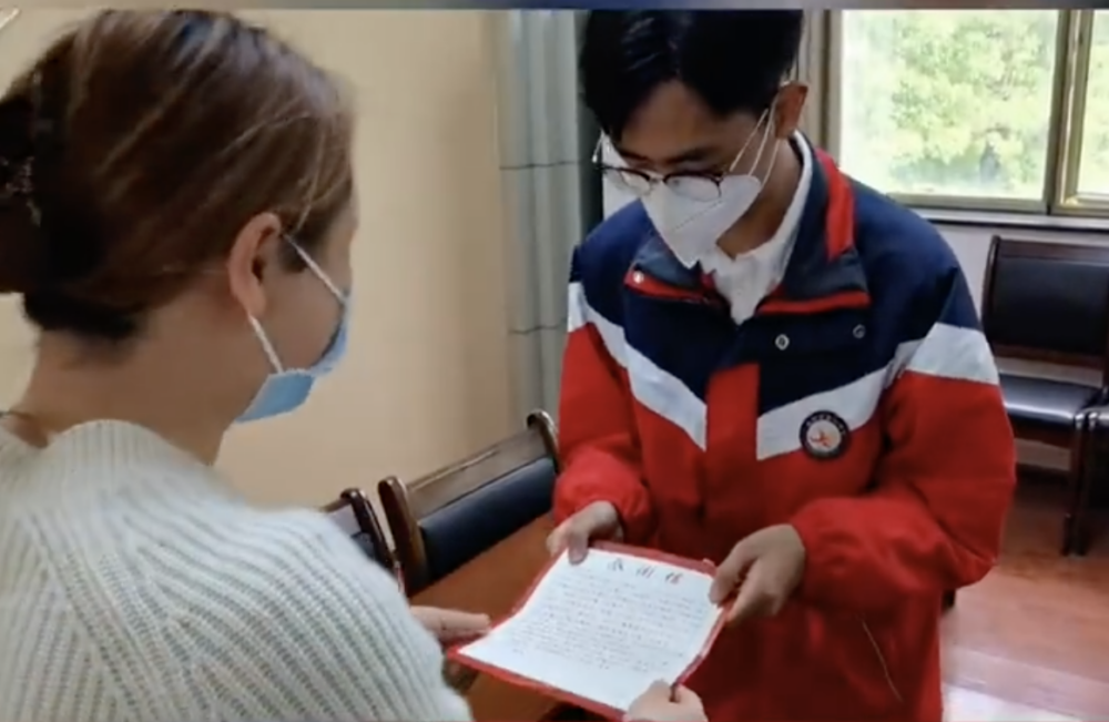 女童父母特意到男高中生學校,向他致謝。