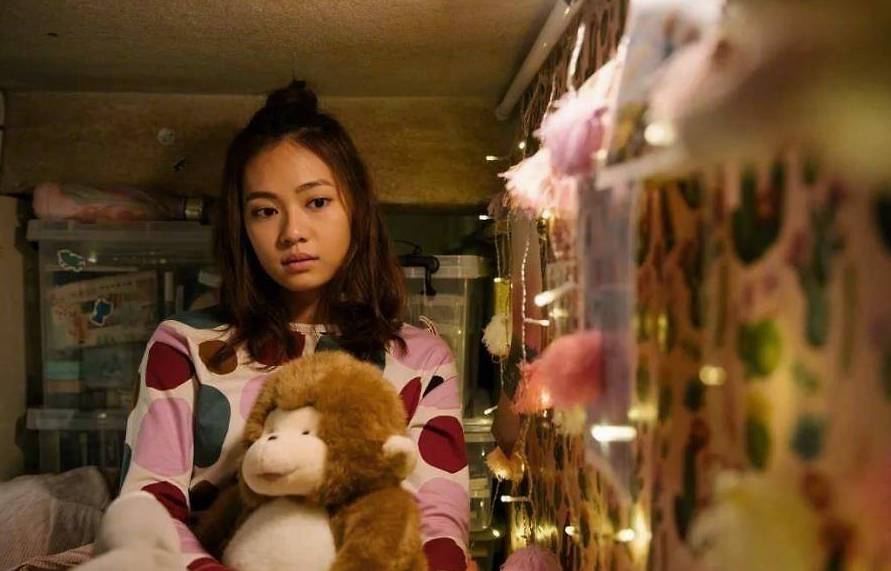 女大生同細佬同房20年,迫切需要個人空間。