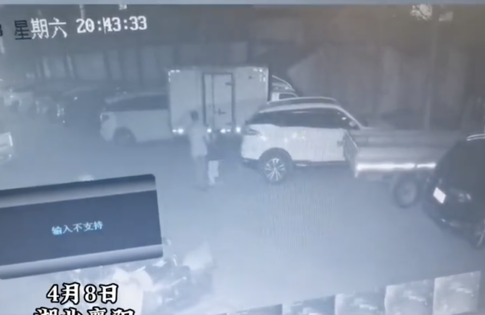 影片所見一名男子正拉住小童企圖離開。