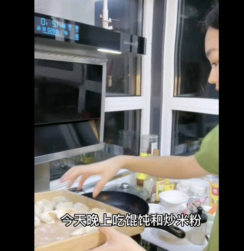 為家人包辦一日三餐是全職女兒的基本工作。