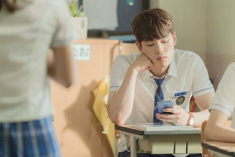 如果老師發現學生有開手機，電話是會被扣留一日