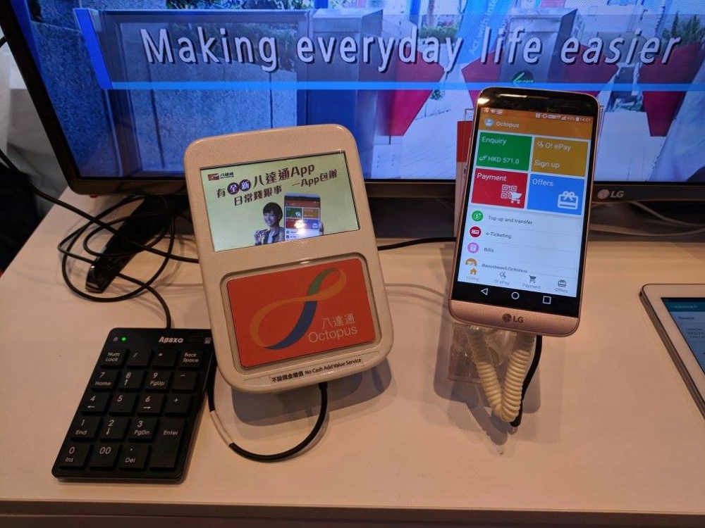 使用八達通領取消費券的市民需要注意使用期限。