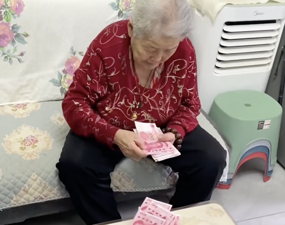 正在給孫女出糧的嫲嫲。