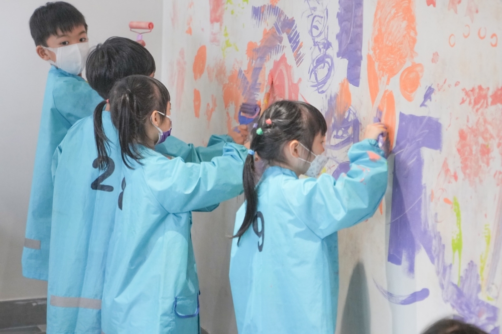 家長在陪伴子女成長時，要多聆聽忌批判。