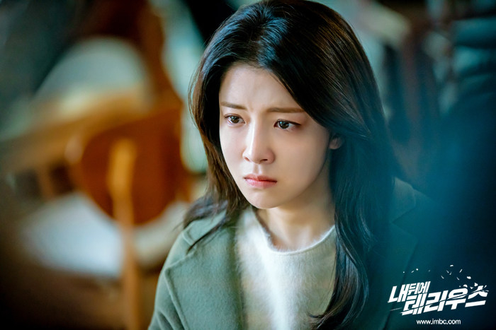 有網民發布另一視角視頻，表示是嬰兒母親敲擊車窗安撫孩子，惹孕媽不滿。