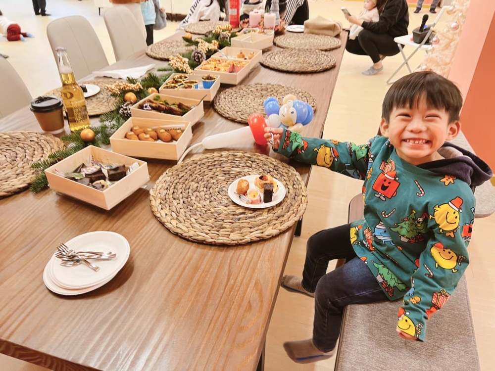 長方形餐枱讓大人小孩吃喝放鬆。