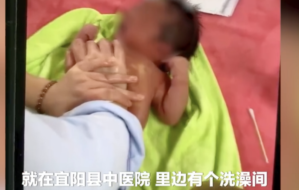 內地一名男嬰字啊醫院洗澡後接受排氣按摩。