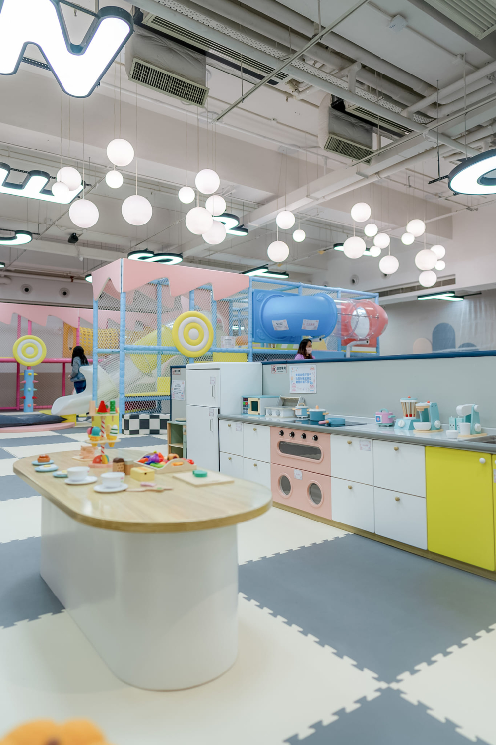 Fantastic Space Playhouse整體設計主題明亮乾淨,非常舒服。