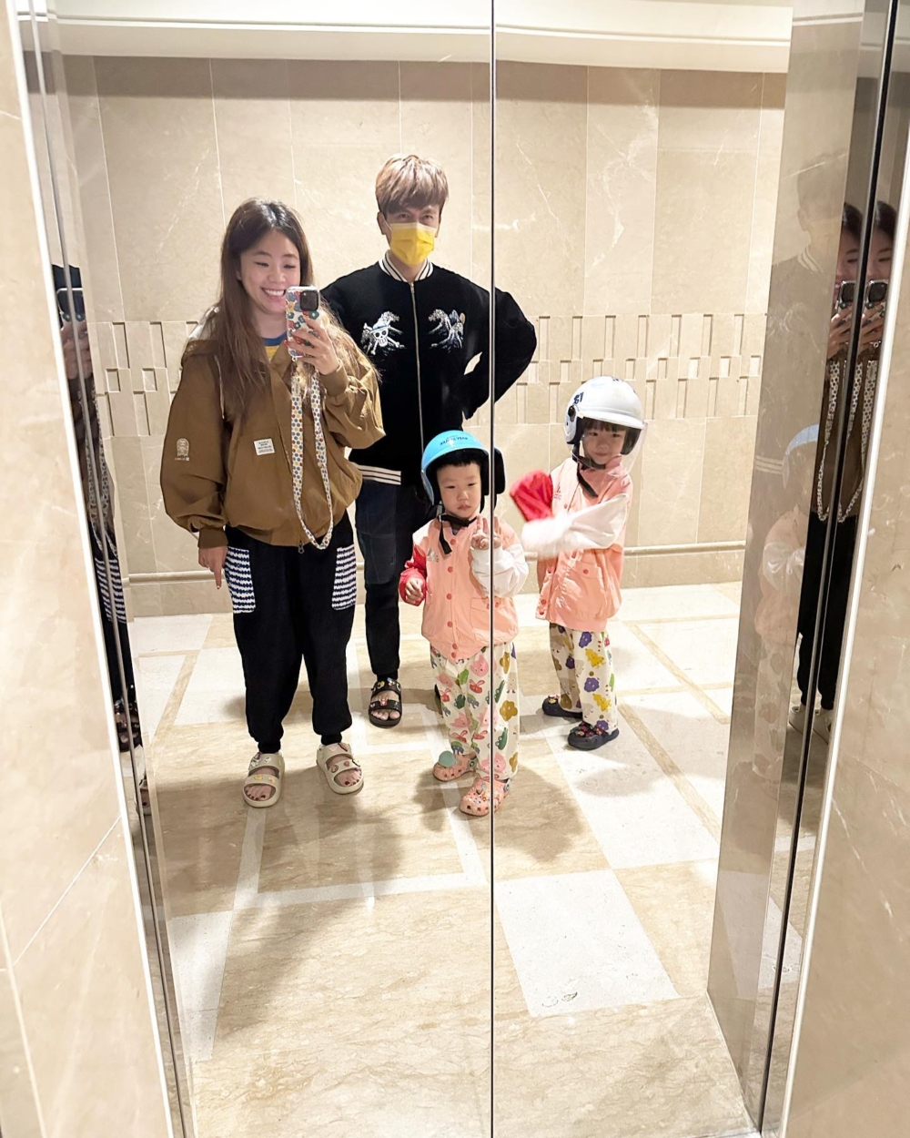 蔡阿嘎見兩個仔扭計唔瞓，提議全家出去兜風。