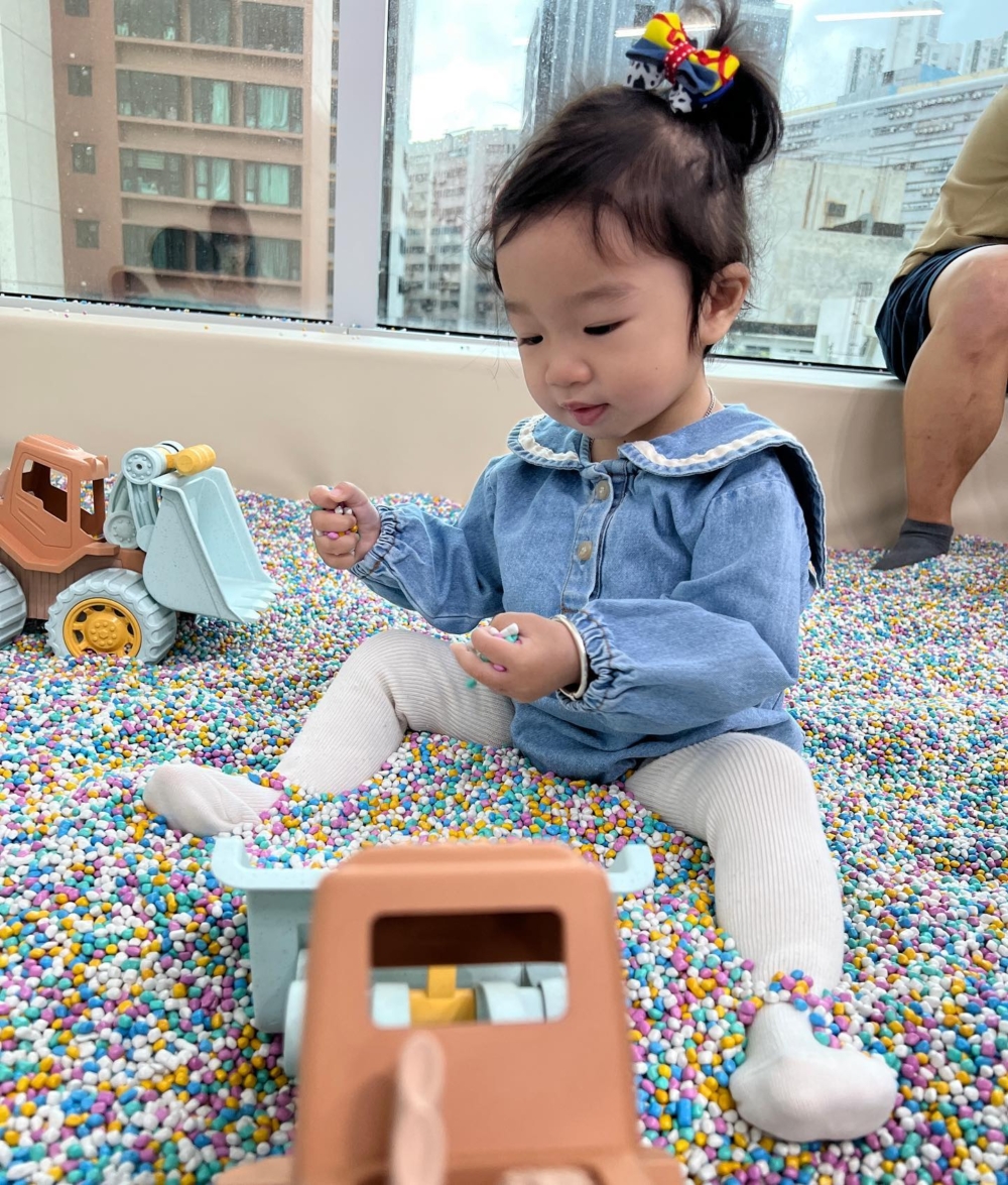 當過老師的Chloe也認為過往的工作經驗的確幫到自己照顧女兒。