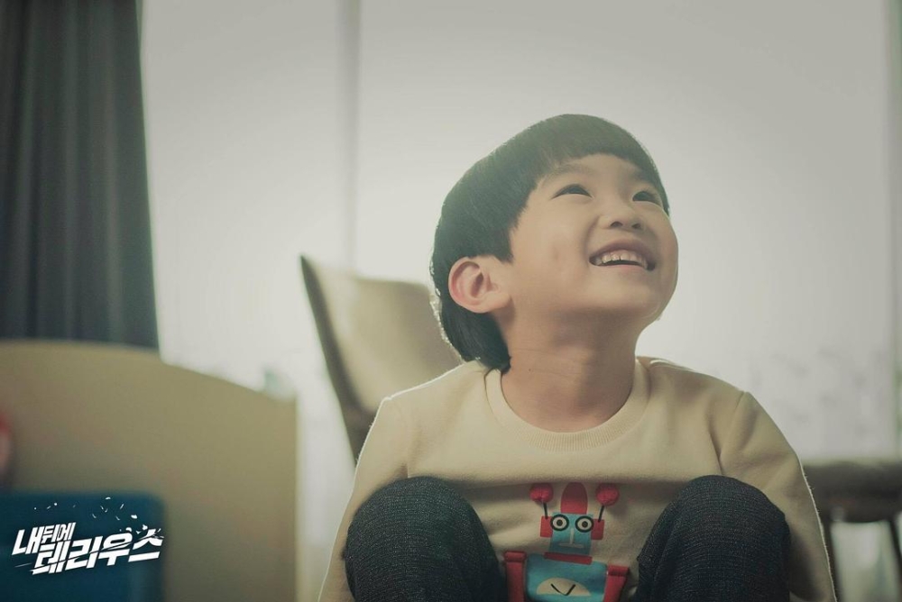 遊客發現有男童拿石仔丟小鹿。