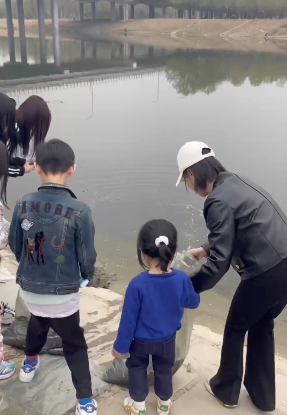 片中馬賽和她的朋友將動物一一放生於河裏。