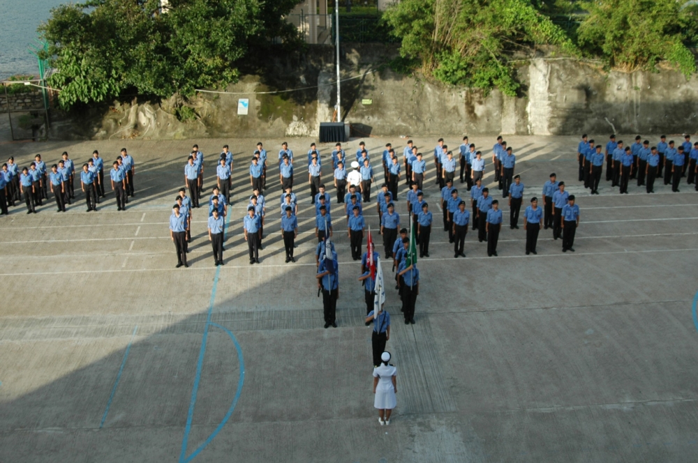 香港航港學校對學生採取軍訓式訓練。