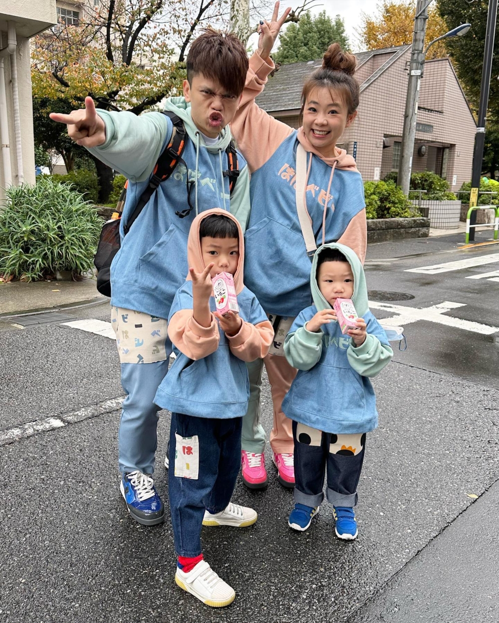 台灣YouTuber蔡阿嘎與老婆二伯，育有兩子蔡桃貴和蔡波能。