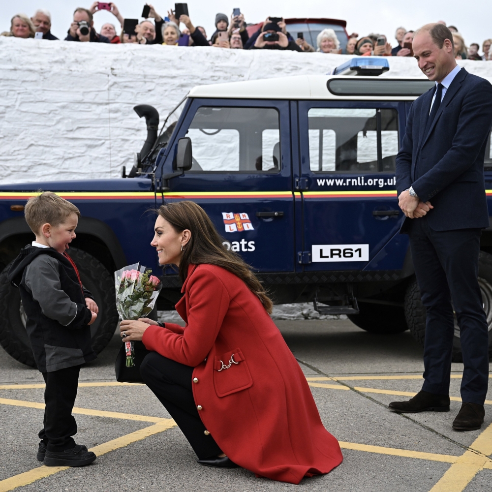 威廉王子與凱特王妃在和小朋友說話時都會彎腰或蹲下，讓孩子感受到尊重。