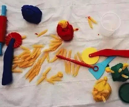 泥膠與很多物件可以配搭來玩，通心粉是最方便的，可以讓孩子把硬的通心粉插在泥膠上的感覺。