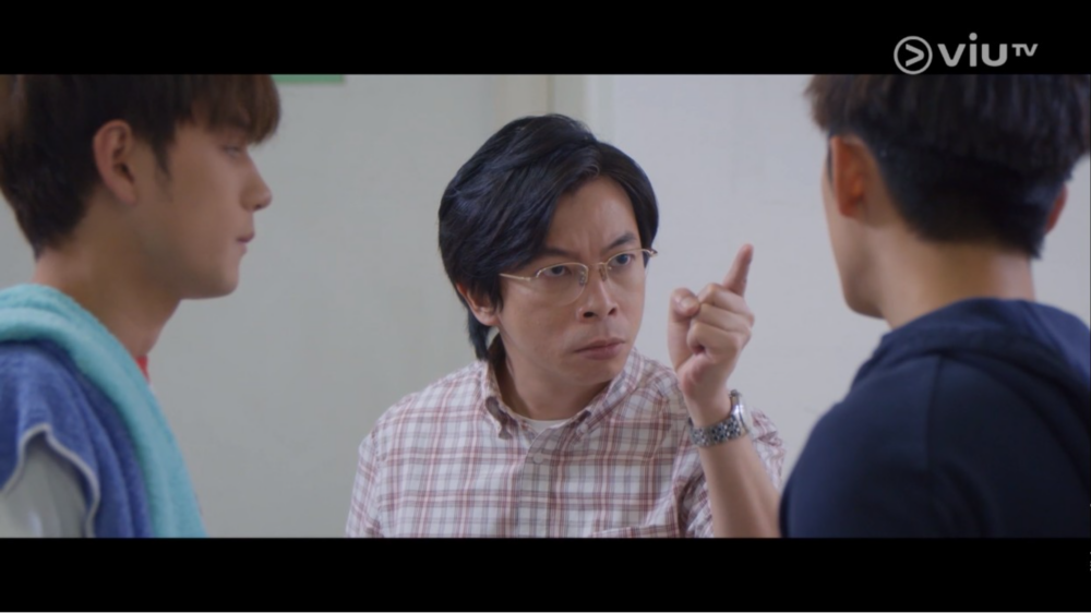 訓導老師會要求學生脫下外套，檢查裡面有否攝衫