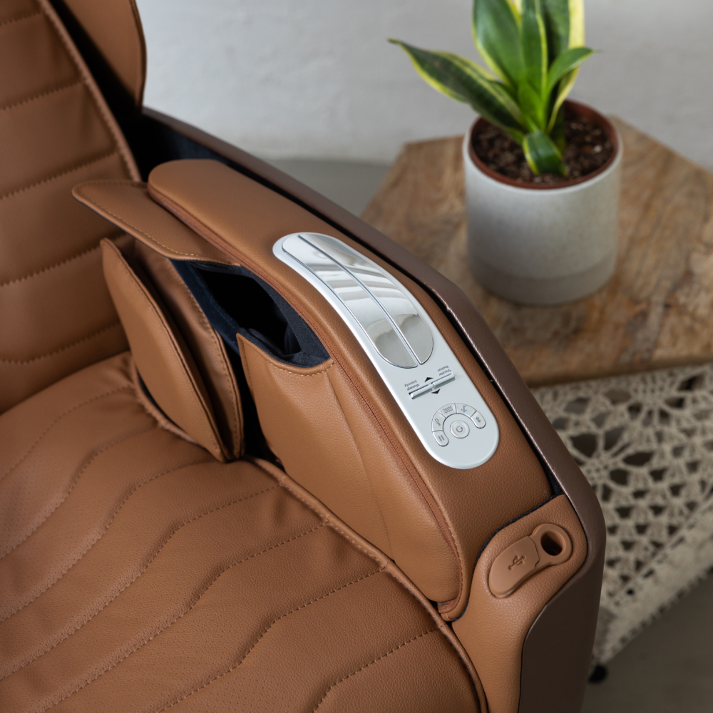 將媽媽的手放在OSIM獨有專利生物傳感器上,便可以了解媽媽的壓力指數,更可透過OSIM Well-Being APP追蹤健康指標趨勢。